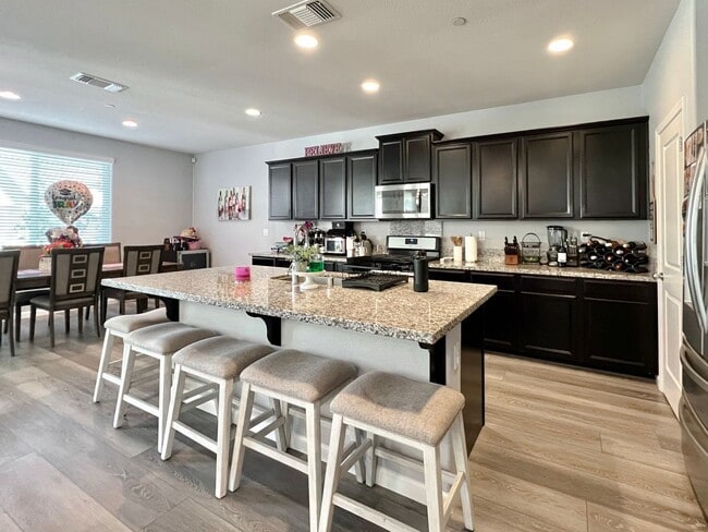 Building Photo - Perfect Family Home in Hollister