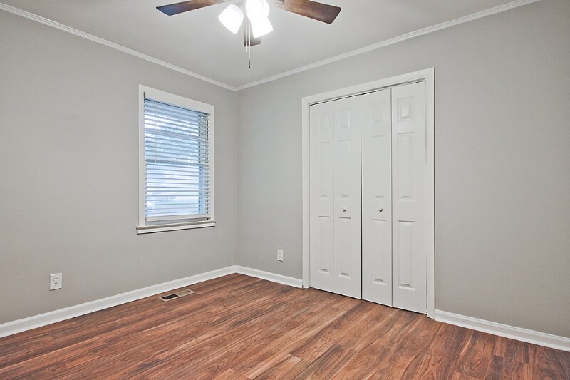 Building Photo - 212 Lakeshore Dr