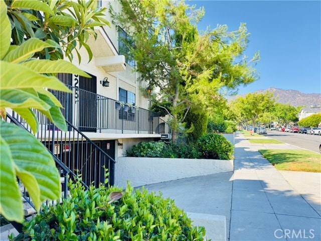 Building Photo - 525 E Verdugo Ave