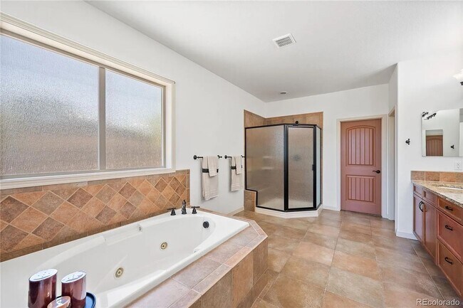 Building Photo - Amazing, Large & Beautiful Lakewood Home A...