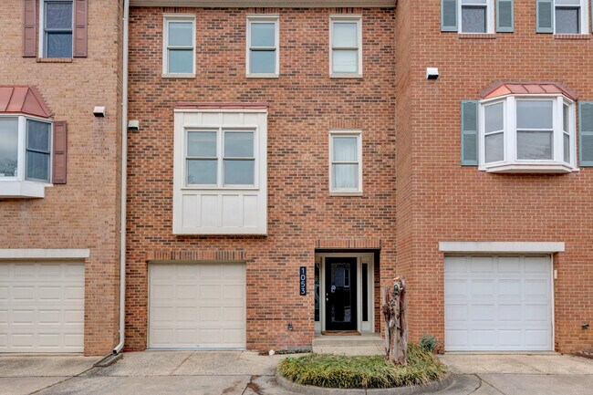 Building Photo - 1053 N George Mason Dr