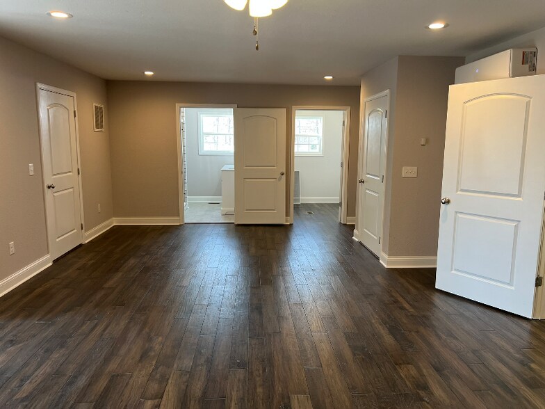 Building Photo - 2030 Shade Tree Dr