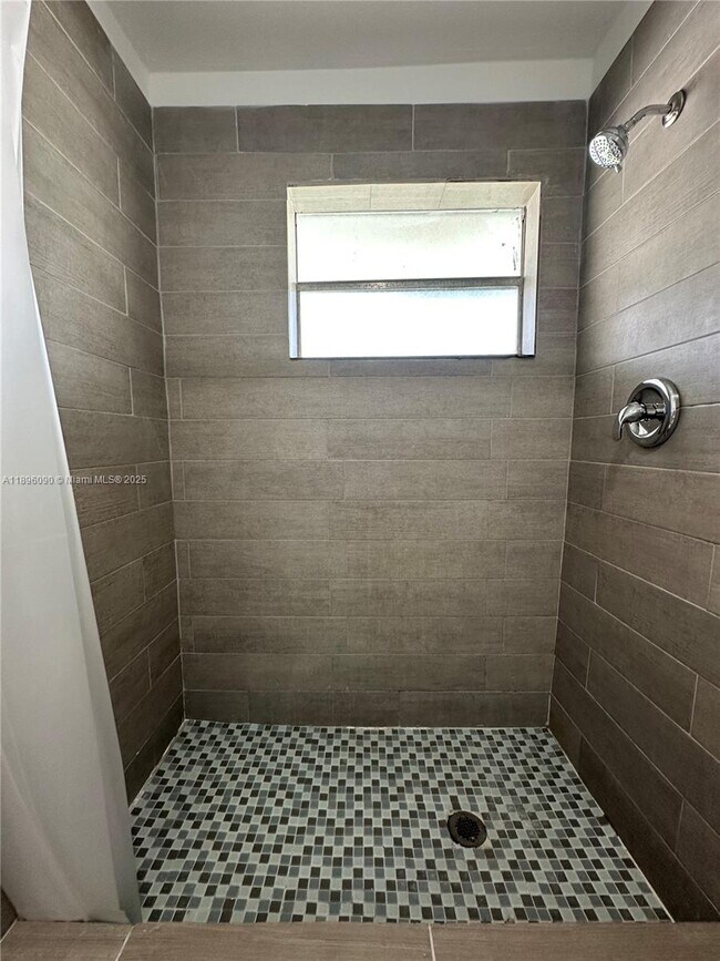 Building Photo - 116 NW 2nd Ave