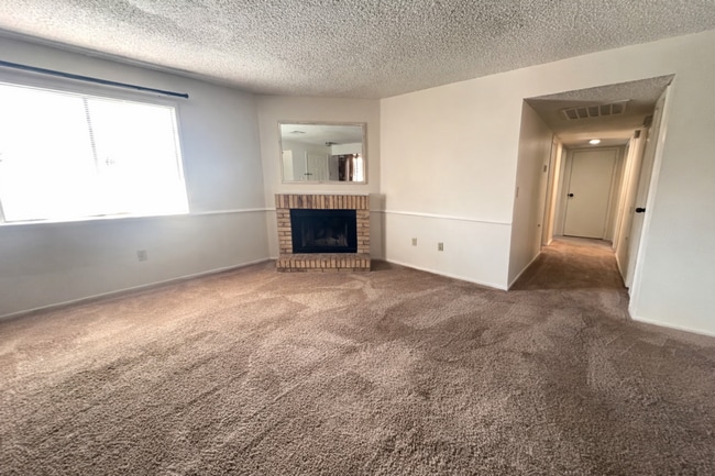 Building Photo - 3 Bedroom Condo