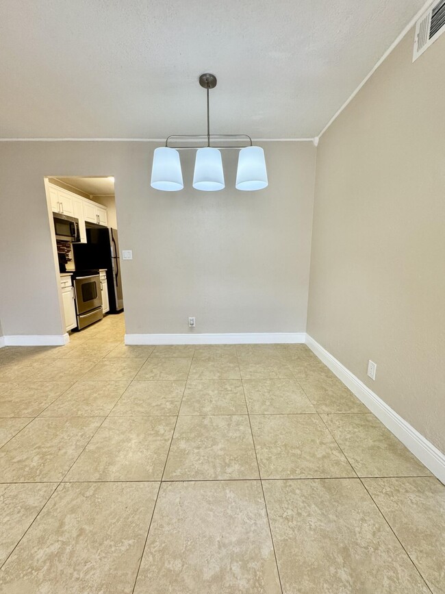 Building Photo - 10008 Twin Lakes Dr
