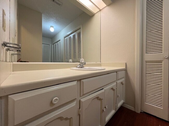 Building Photo - Quadrangle Townhome