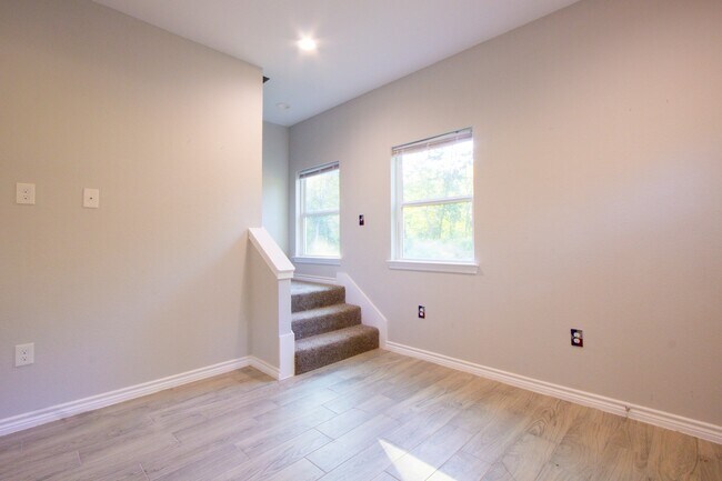 Building Photo - 15629 Holly Dr