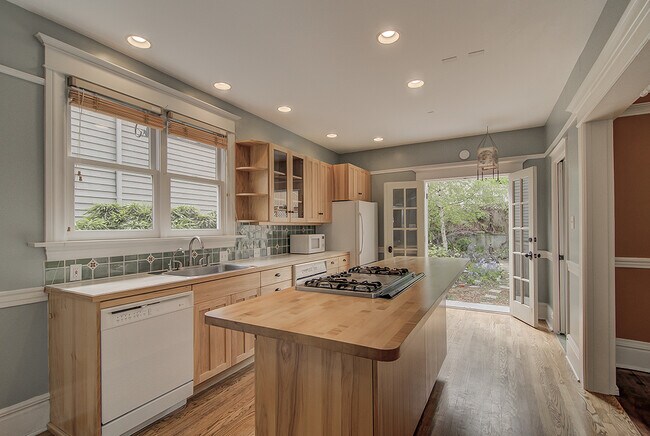 Building Photo - Great Queen Anne house located on the top of the hill 3bd 1.5 bath