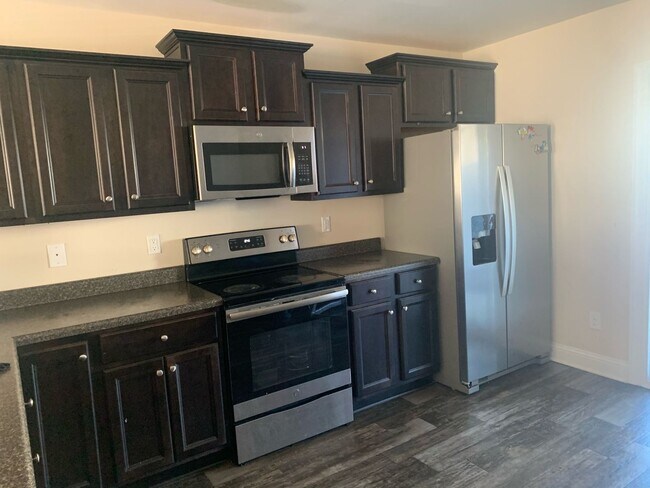 Building Photo - Like New Townhome!