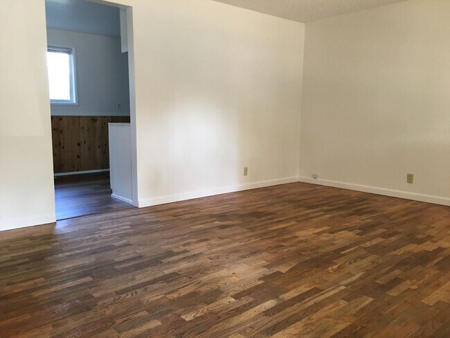 Building Photo - Great home in desirable Springfield!
