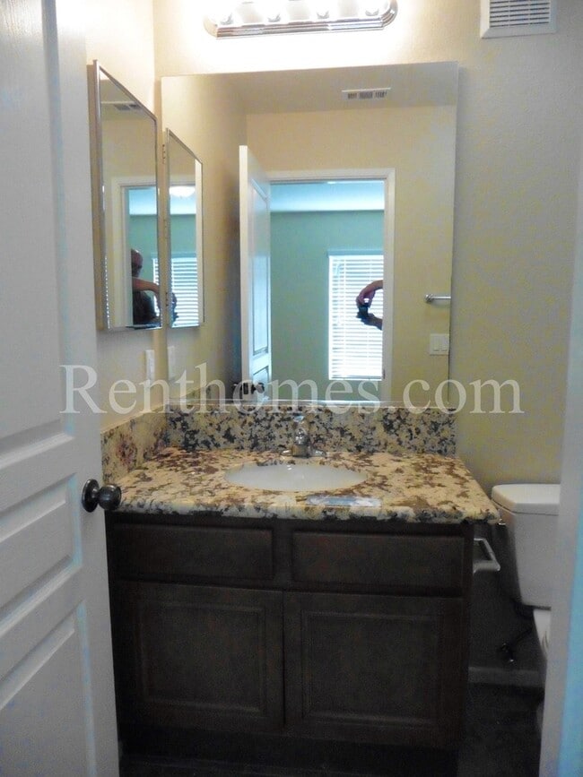 Building Photo - 568 Almond Rd