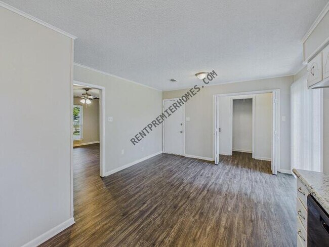 Building Photo - 802 Towering Oaks Dr