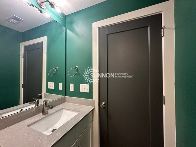 Building Photo - 3 Bed 3.5 Bath Townhome in NODA