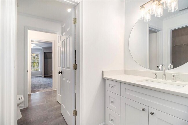 Building Photo - 960 Landmark Dr NE