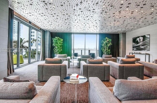 Building Photo - 460 NE 28th St