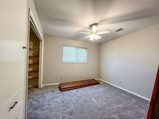 Building Photo - 986 Lone Star Dr
