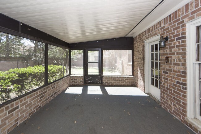 Building Photo - 5 Bedroom 3 Bath Home in Parkshore - Charl...