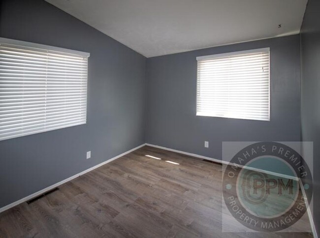 Building Photo - Vaulted Ceilings & Modern Updates in Prime...