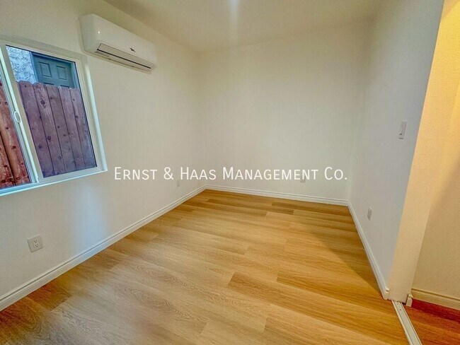 Building Photo - Lovely 2 Bedroom Apartment in Central Long...