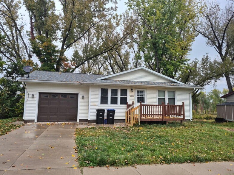 Primary Photo - 1205 Parkview Dr