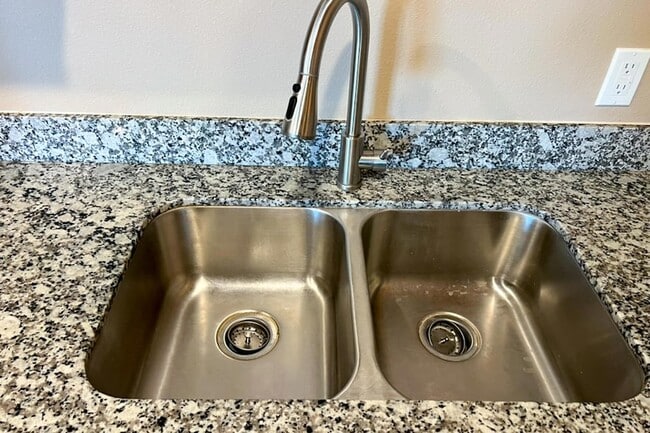 Building Photo - 1507 E 14th St