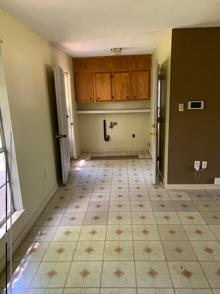 Building Photo - 135 York Dr