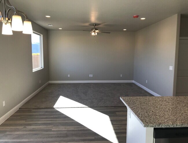 Building Photo - Spacious 4-Bedroom Townhouse in Hurricane, UT
