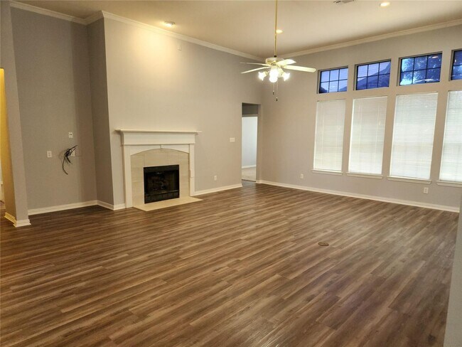 Building Photo - Beautiful 4/2/2 Great location!