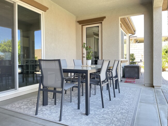 Outdoor Dining for 6 - 73670 Kandinsky Way