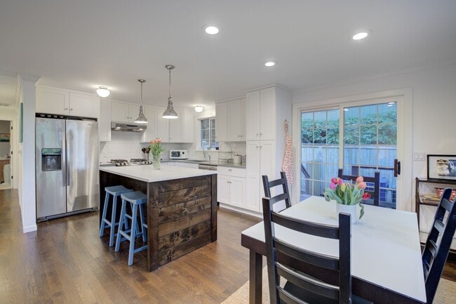 Building Photo - 3Bd/2.75Ba Sammamish Home
