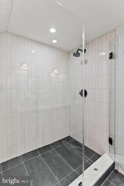 Building Photo - 2460 Ontario Rd NW