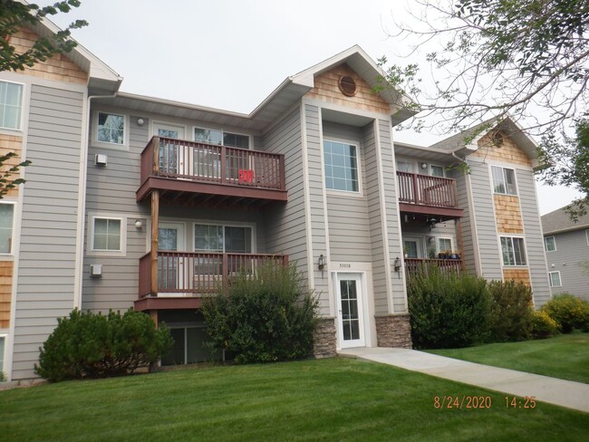 Building Photo - Adorable 2 Bedroom Apartment