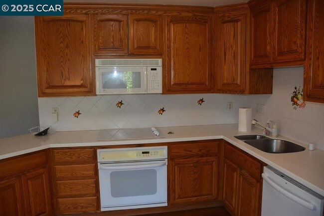 Building Photo - 3320 Blythe Dr
