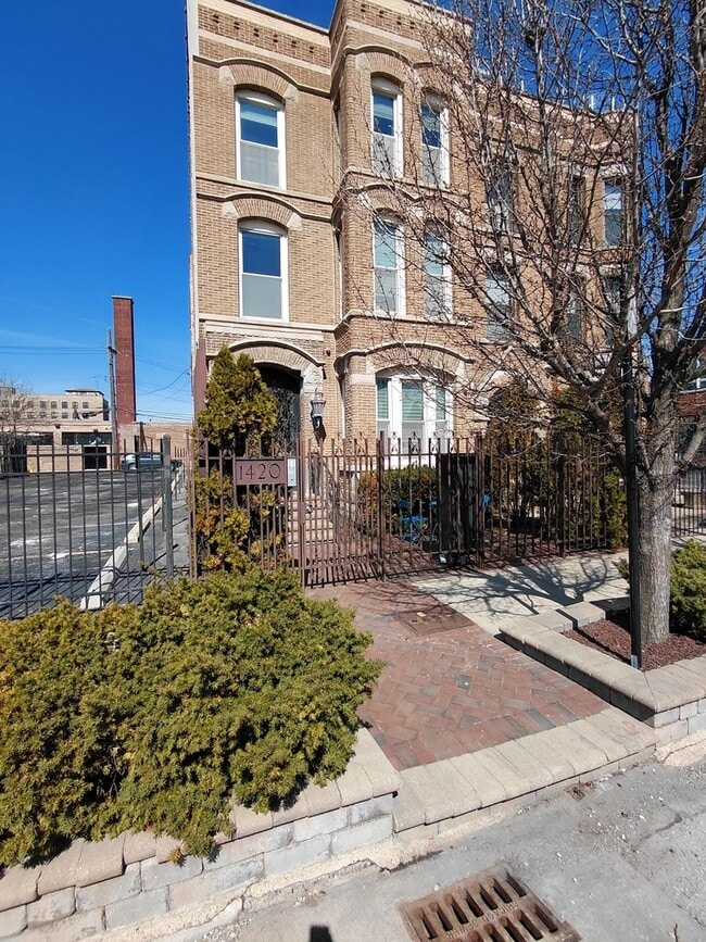 Building Photo - 1420 W Fulton St