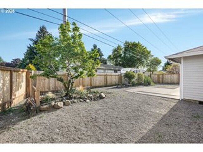 Building Photo - Beautifully Remodeled 3 Bedroom Home with ...