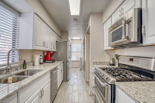 Building Photo - 311 Zenith Dr