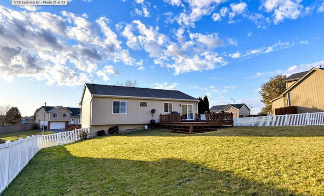 Building Photo - Live Close to It All in This 3 Bedroom Pap...