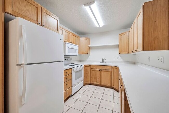 Building Photo - Darling Ground Floor Stonebrook Condo