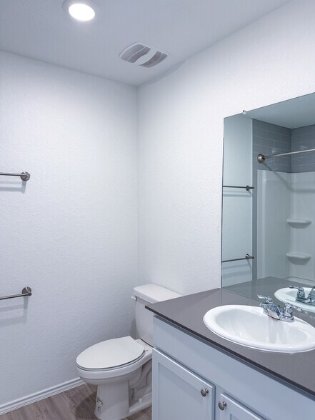 Building Photo - 1427 Laima Curv