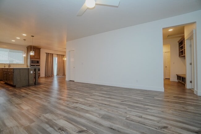 Building Photo - 5967 W Daphne Dr