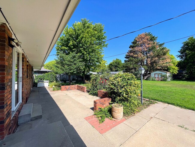 Building Photo - Comfortable 3 Bedroom 2 Bath House in Beau...