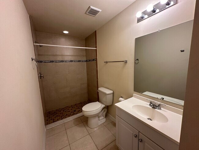 Building Photo - 1046 SE 11th Terrace