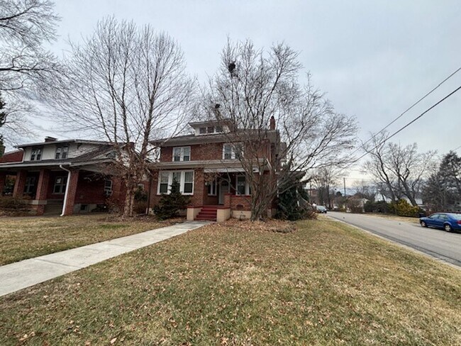 Building Photo - 1901 Avon Rd SW