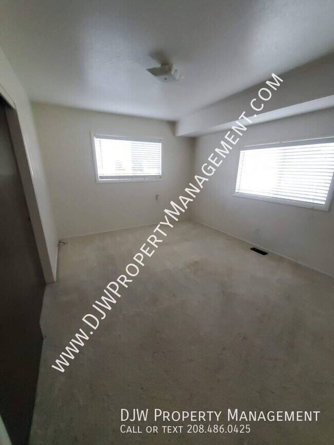 Building Photo - 624 W Linden St