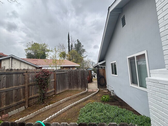 Building Photo - 5958 Jeanine Dr