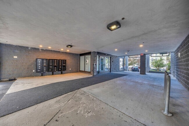 Building Photo - 932 Broadway