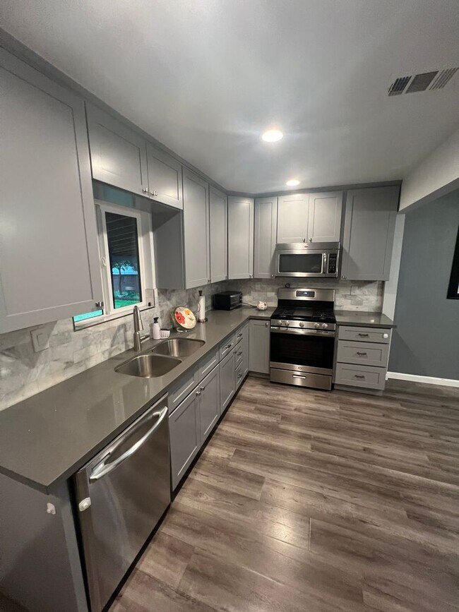 Building Photo - 212 N Aladdin Dr