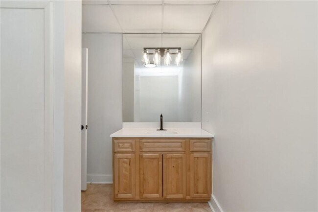 Building Photo - 117 Border Dr W