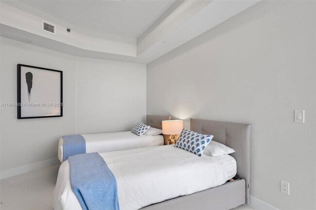 Building Photo - 16001 Collins Ave