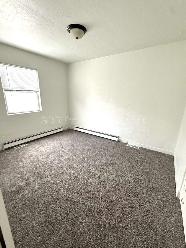 Building Photo - 301 Sierra Dr SE